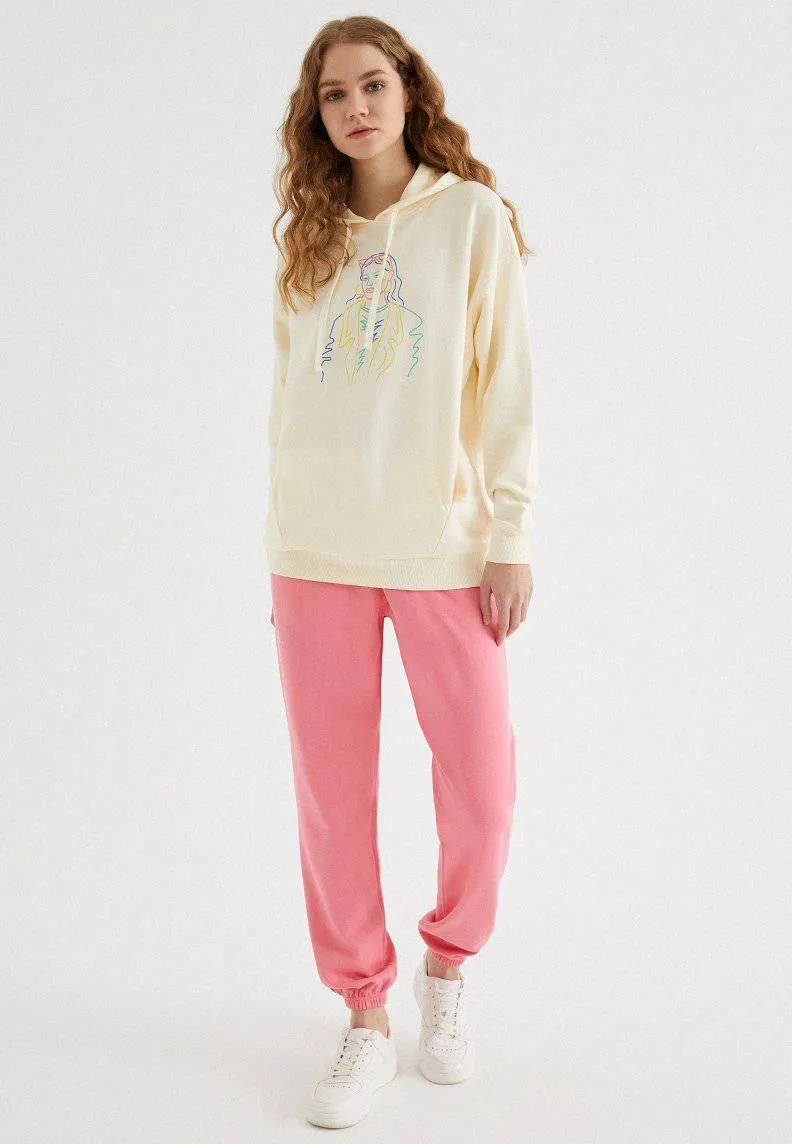 Ekru Kapüşonlu Baskılı Pamuklu Oversize Fit Kadın Sweatshirt COLOURFUL HOODIE w/POCKET