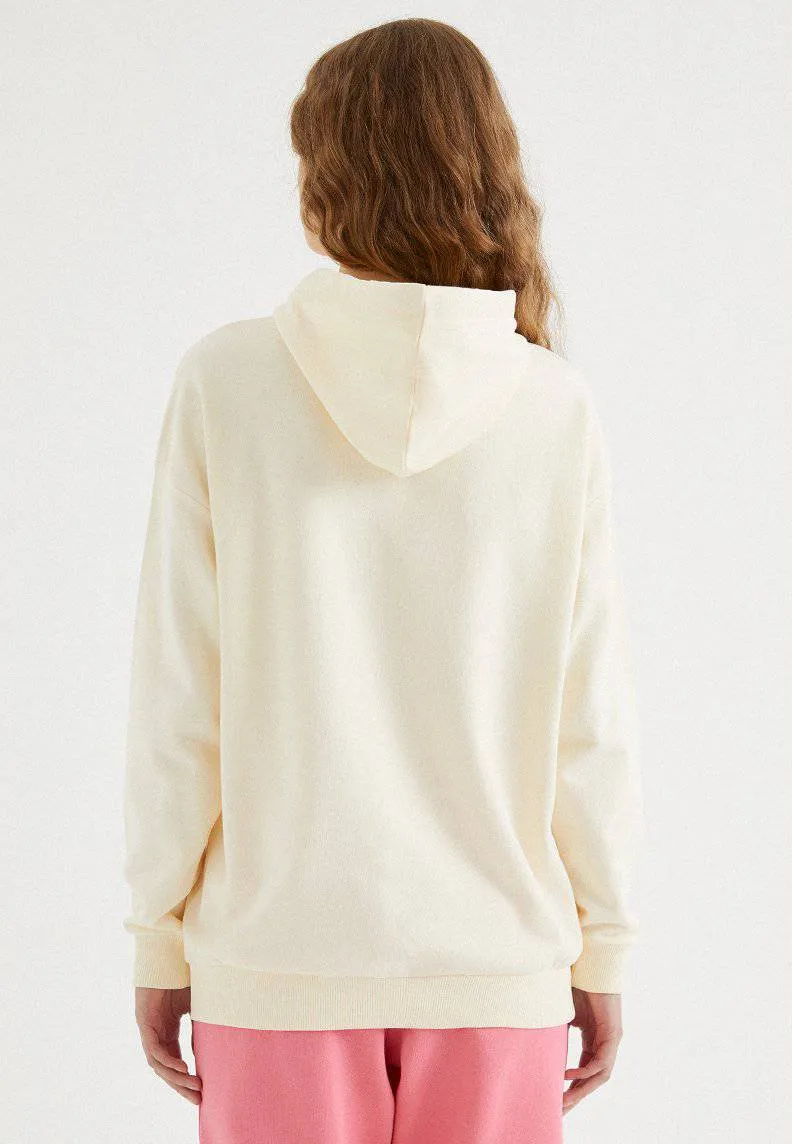 Ekru Kapüşonlu Baskılı Pamuklu Oversize Fit Kadın Sweatshirt COLOURFUL HOODIE w/POCKET