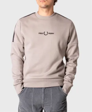 Fred Perry M4708 Taped Sleeve Sweatshirt Q54 Concrete
