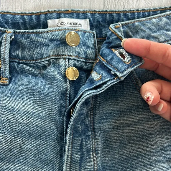 Good American Bombshell Distressed Denim Jean Short Size 6/28