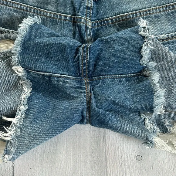 Good American Bombshell Distressed Denim Jean Short Size 6/28