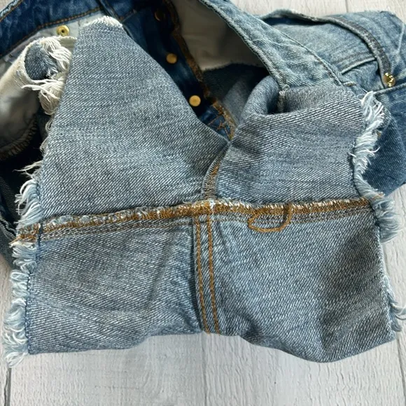 Good American Bombshell Distressed Denim Jean Short Size 6/28