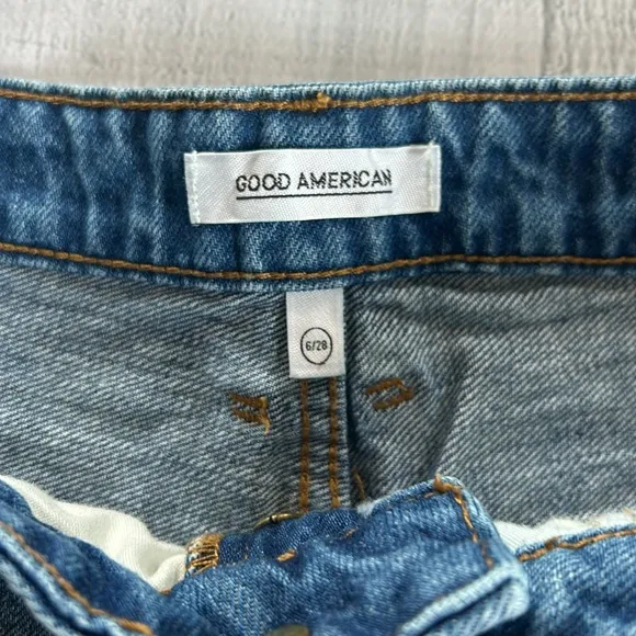 Good American Bombshell Distressed Denim Jean Short Size 6/28