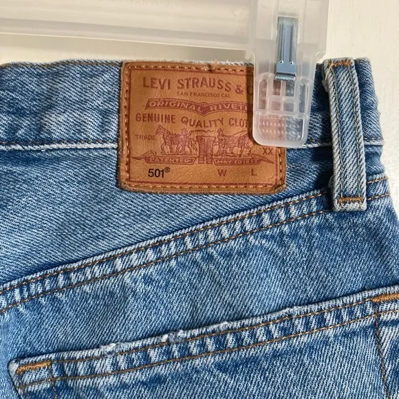 🌸Levi’s 501 Light Wash Distressed Ripped Raw Hem Premium Denim Shorts #O