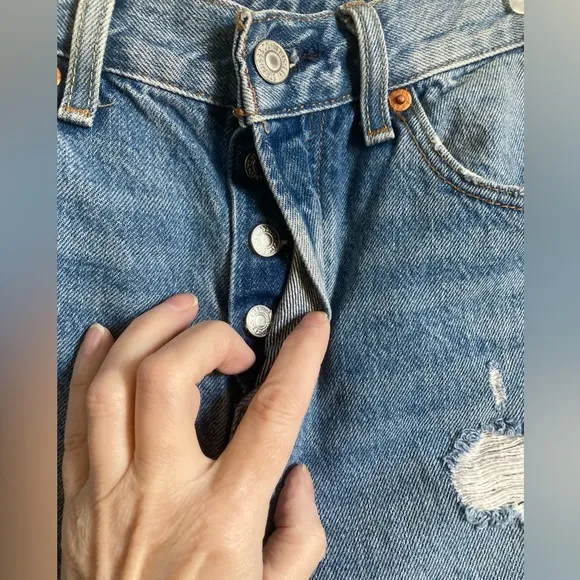 🌸Levi’s 501 Light Wash Distressed Ripped Raw Hem Premium Denim Shorts #O