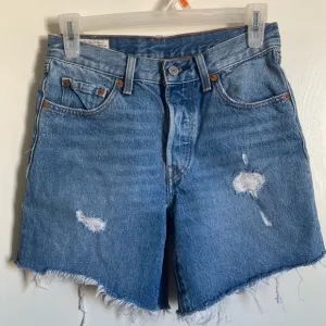 🌸Levi’s 501 Light Wash Distressed Ripped Raw Hem Premium Denim Shorts #O