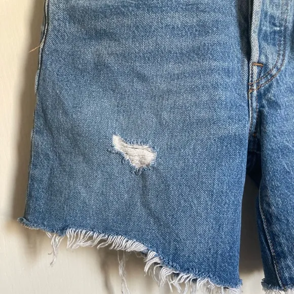 🌸Levi’s 501 Light Wash Distressed Ripped Raw Hem Premium Denim Shorts #O