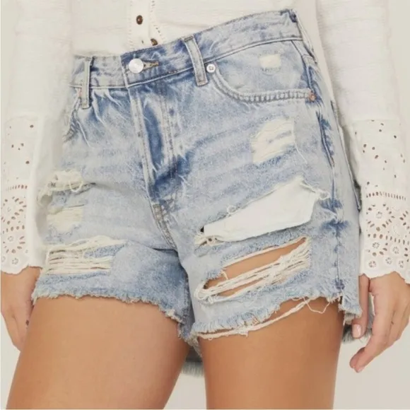 NWT Free People Maggie Mid Rise Distressed Denim Shorts Distressed Acid Wash
