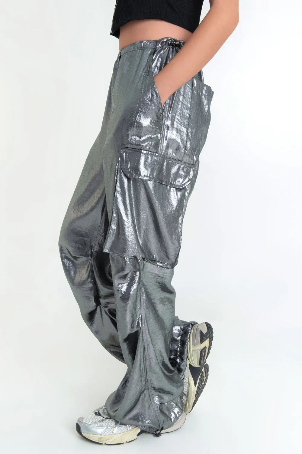 Pantalón cargo parachute metalizado