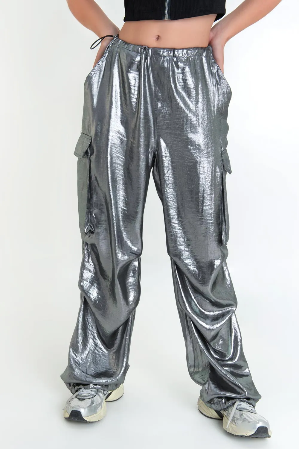 Pantalón cargo parachute metalizado