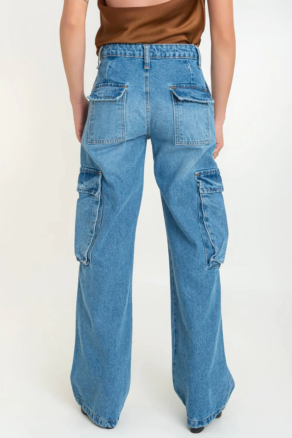 Pantalón cargo wide leg de denim