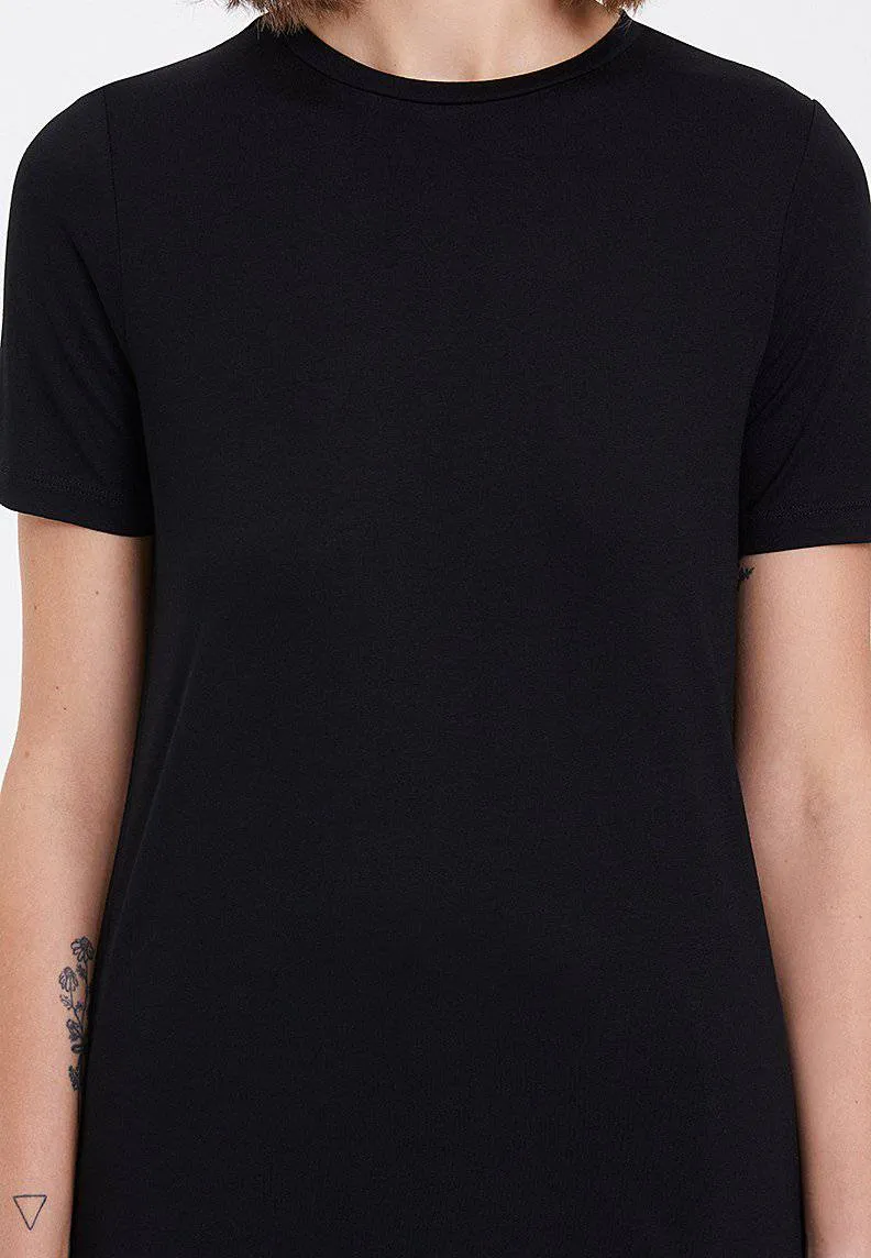 Siyah Basic Bisiklet Yaka Viskon Kadın T-Shirt ESSENTIALS CREW NECK LOOSE